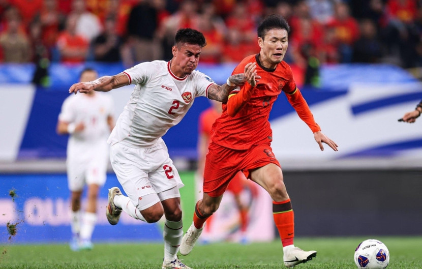 Trận thua Trung Quốc khiến Indonesia (áo trắng) phải hạ chỉ tiêu vòng loại World Cup 2026