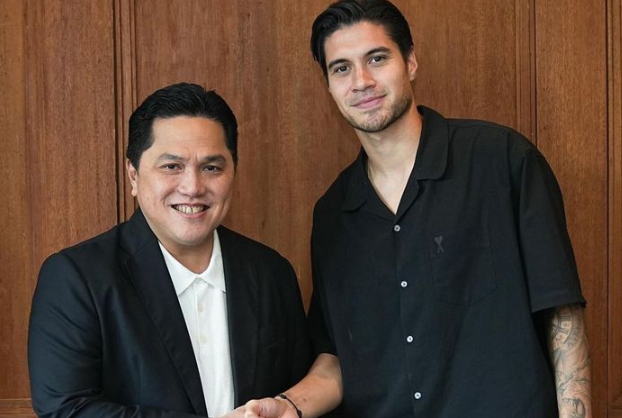 Chủ tịch (PSSI) Erick Thohir gặp gỡ Kevin Diks khi cầu thủ này có mặt tại Indonesia làm thủ tục nhập tịch
