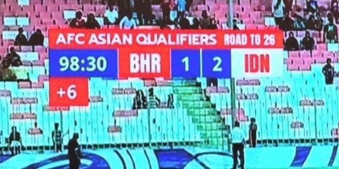 Bảng tỉ số trên sóng truyền hình trực tiếp cho thấy tới phút 90+9, Bahrain vẫn đang bị Indonesia dẫn 2-1