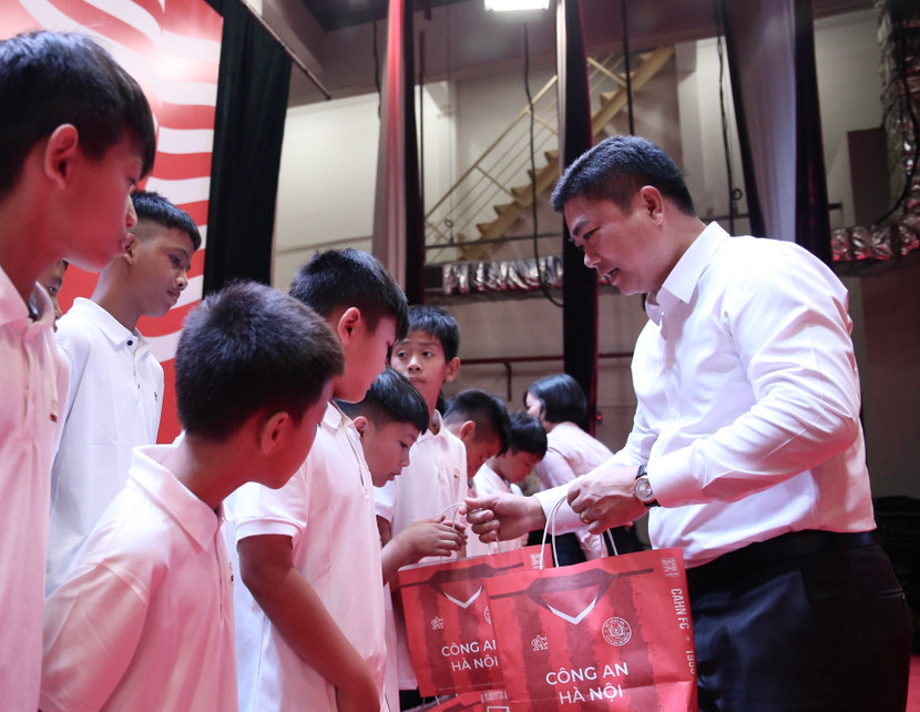 ...và tặng quà các cầu thủ