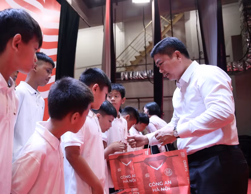 ...và tặng quà các cầu thủ