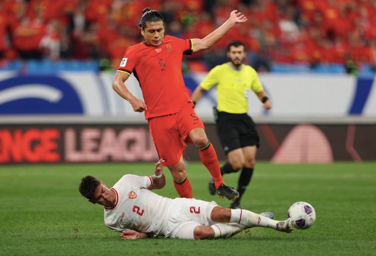 Hậu vệ 7 triệu euro của Indonesia - Mees Hilgers trong pha truy cản cầu thủ Trung Quốc