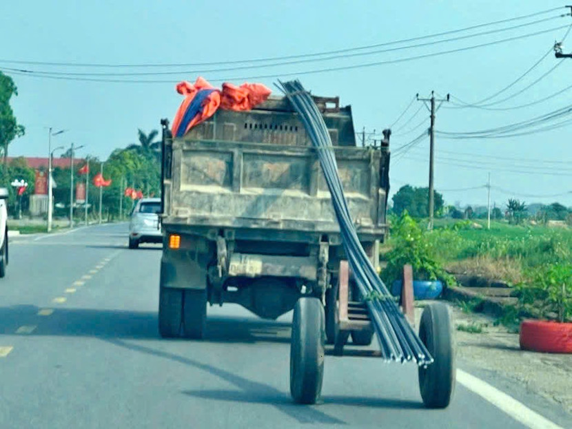 Chiếc xe chở những thanh sắt dài cả chục mét lưu thông trên đường bất chấp nguy cơ gây tai nạn giao thông