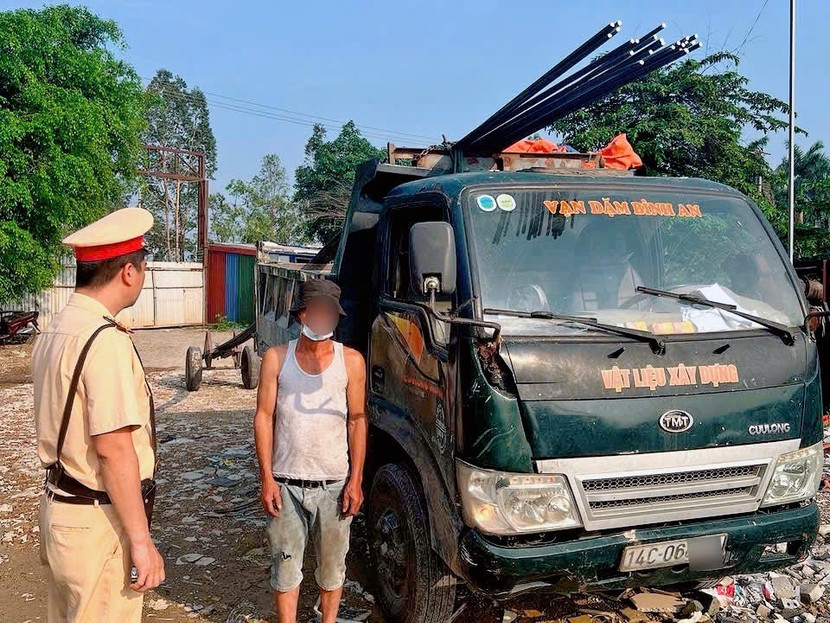 Tổ công tác lập biên bản cả lái xe và chủ phương tiện để xử lý theo quy định