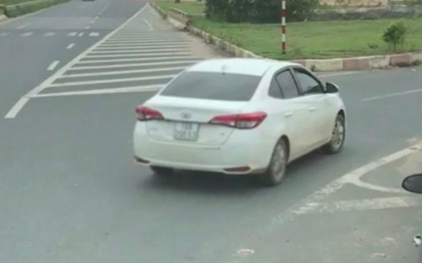 Dù đã có biển báo cấm nhưng lái xe ô tô trên vẫn cố tình vi phạm