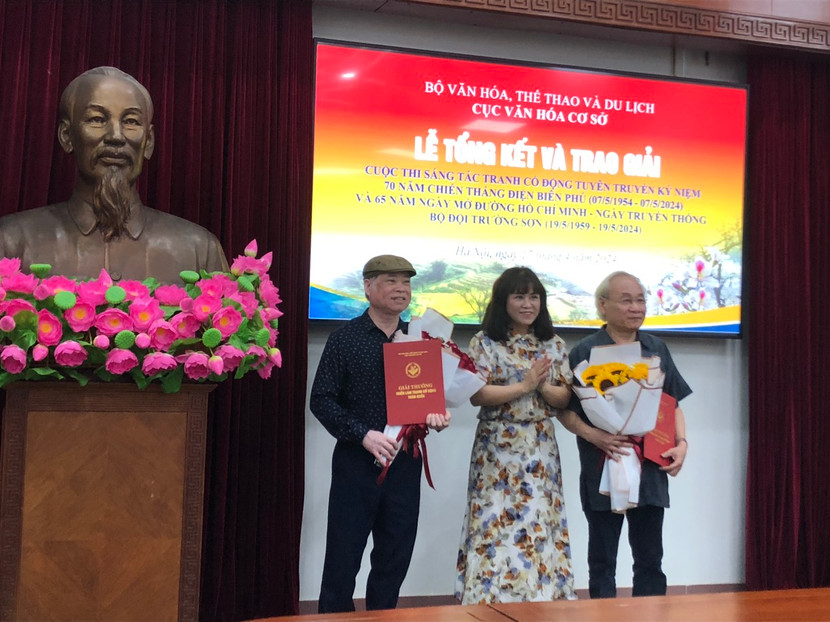 Trao giải Nhất 2 cuộc thi tranh cổ động Trao giải Nhất 2 cuộc thi tranh cổ động