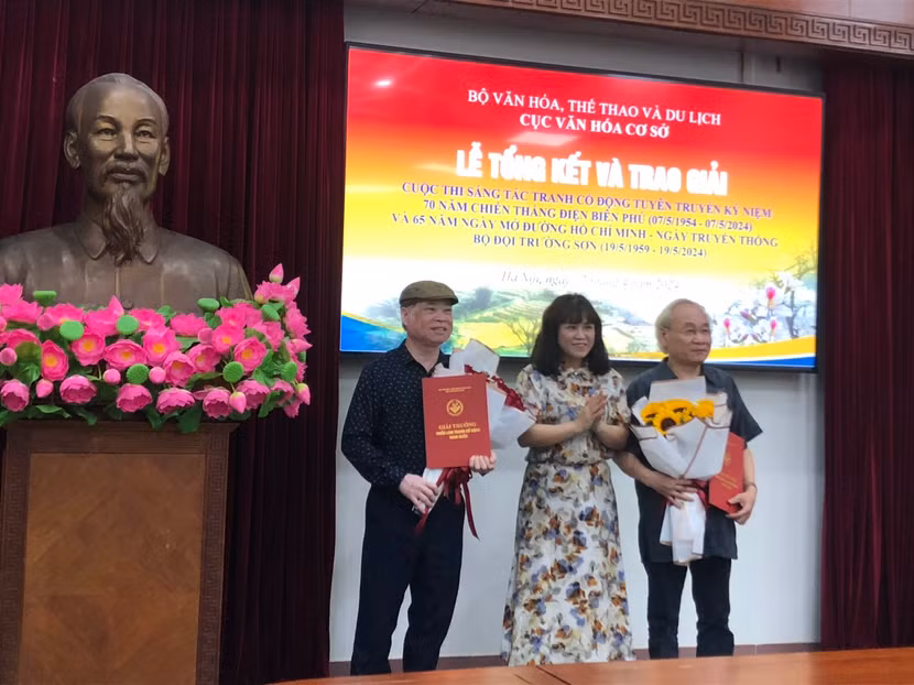 Trao giải Nhất 2 cuộc thi tranh cổ động Trao giải Nhất 2 cuộc thi tranh cổ động