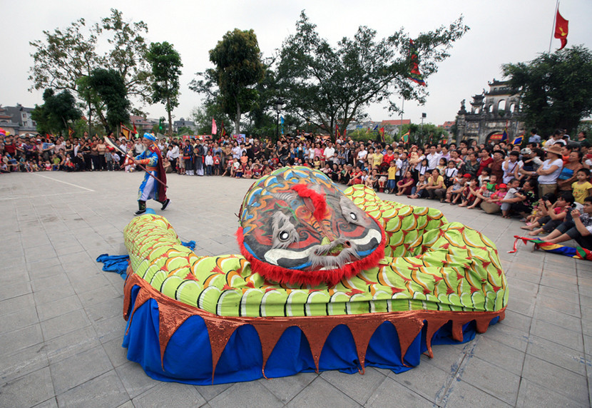 Trình diễn múa rắn tại lễ hội làng Lệ Mật (Long Biên). Ảnh: Hoài Nam Trình diễn múa rắn tại lễ hội làng Lệ Mật (Long Biên). Ảnh: Hoài Nam