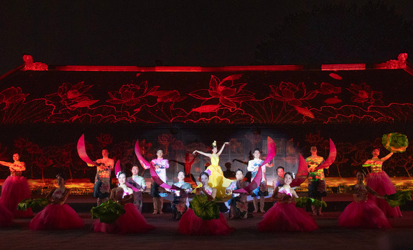 Một tiết mục nghệ thuật tại lễ khai mạc (ảnh Việt Linh, Thế Bằng)