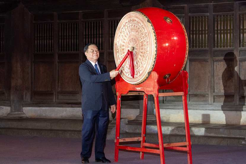 Trưởng ban Tuyên giáo Trung ương Nguyễn Trọng Nghĩa đánh trống khai mạc Ngày Sách và Văn hóa đọc Việt Nam lần thứ ba (ảnh: Việt Linh, Thế Bằng)