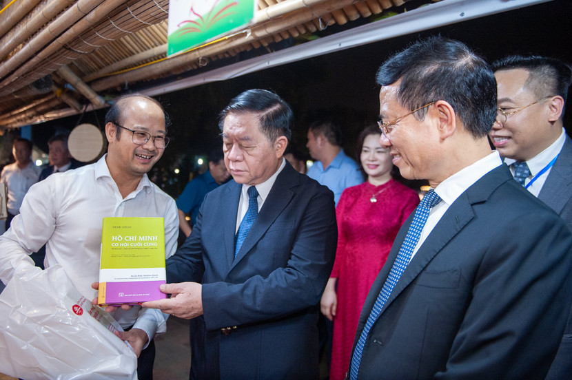 Các đại biểu tham quan gian hàng sách