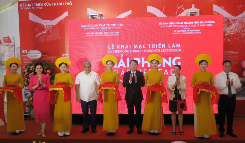 Các đại biểu cắt băng khai mạc triển lãm