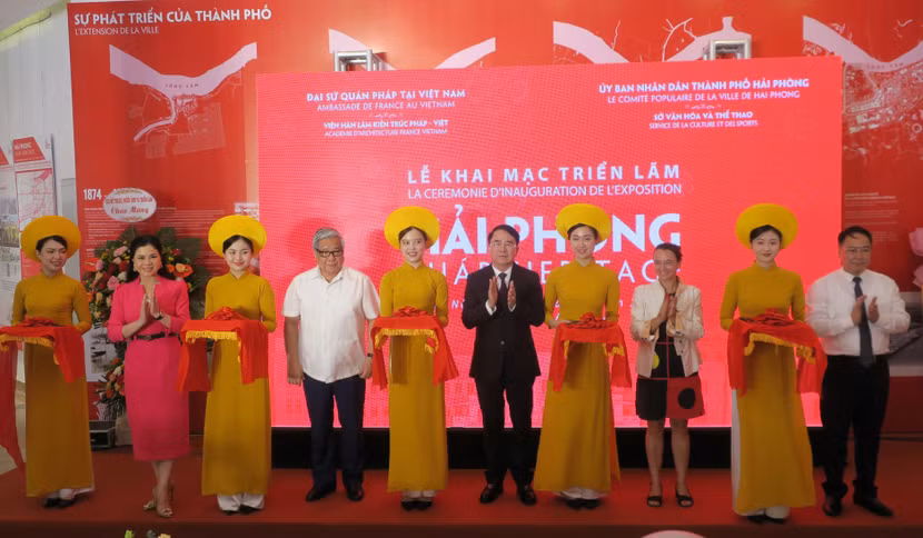 Các đại biểu cắt băng khai mạc triển lãm Các đại biểu cắt băng khai mạc triển lãm