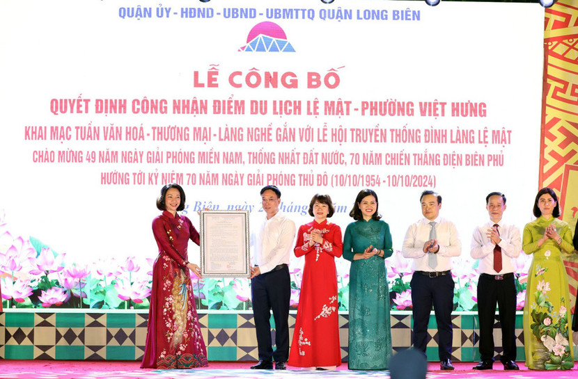 Phó Chủ tịch UBND TP Hà Nội Vũ Thu Hà trao quyết định công nhận điểm du lịch Lệ Mật (Long Biên). Ảnh: Hoài Nam Phó Chủ tịch UBND TP Hà Nội Vũ Thu Hà trao quyết định công nhận điểm du lịch Lệ Mật (Long Biên). Ảnh: Hoài Nam