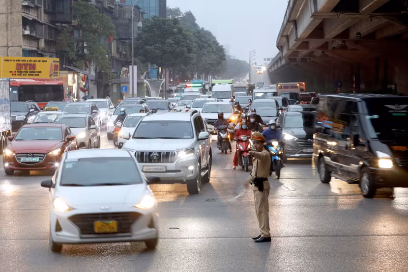 Khi người dân trở về quê sum họp gia đình, là lúc cán bộ chiến sĩ Công an Thủ đô căng mình trên khắp các cung đường
