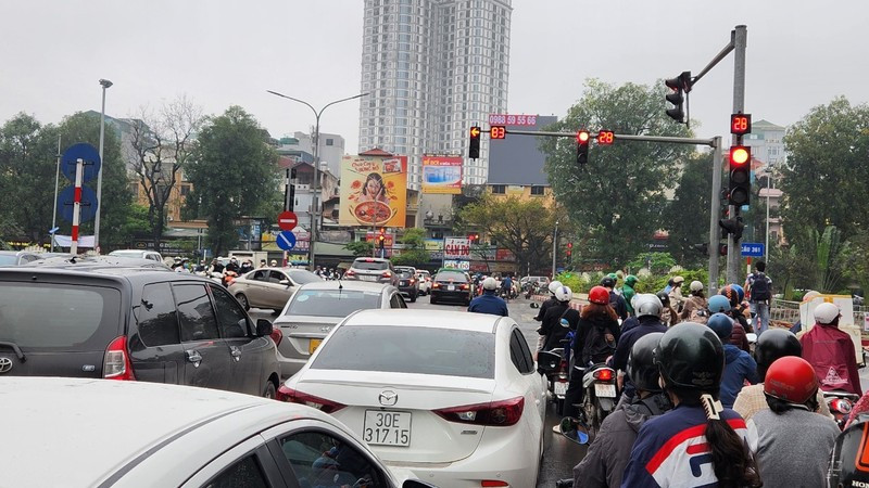 Lực lượng Cảnh sát giao thông sẽ điều chỉnh tín hiệu đèn phù hợp theo tuyến Lực lượng Cảnh sát giao thông sẽ điều chỉnh tín hiệu đèn phù hợp theo tuyến