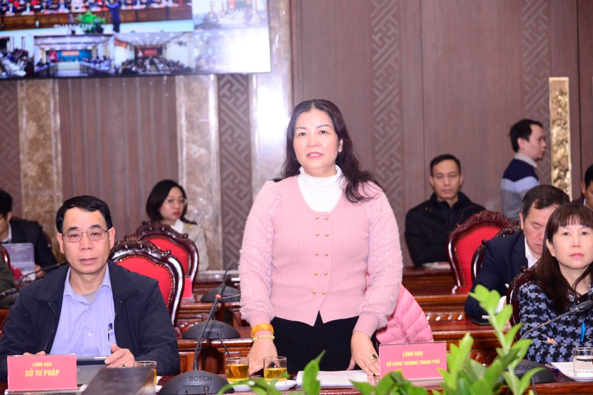 Quyền giám đốc Sở Công Thương Hà Nội Trần Thị Phương Lan báo cáo tại hội nghị Quyền giám đốc Sở Công Thương Hà Nội Trần Thị Phương Lan báo cáo tại hội nghị