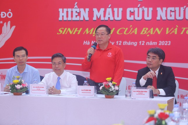 Tổng Biên tập Báo Tiền Phong, nhà báo Lê Xuân Sơn - Trưởng ban tổ chức Chủ nhật Đỏ chia sẻ tại buổi họp báo Tổng Biên tập Báo Tiền Phong, nhà báo Lê Xuân Sơn - Trưởng ban tổ chức Chủ nhật Đỏ chia sẻ tại buổi họp báo