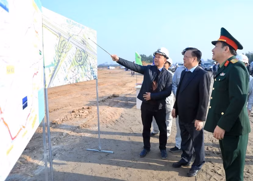 Bí thư Thành ủy Đinh Tiến Dũng kiểm tra công trường dự án Vành đai 4 tại huyện Mê Linh.