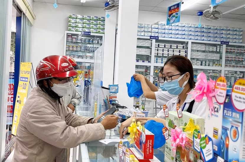 Cơ sở kinh doanh dược có trách nhiệm kê khai giá thuốc và không bán vượt giá kê khai