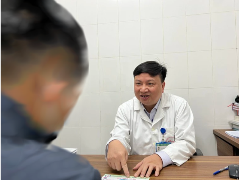 Bác sĩ Dương Minh Tâm tư vấn cho một bệnh nhân bị rối loạn sự thích ứng