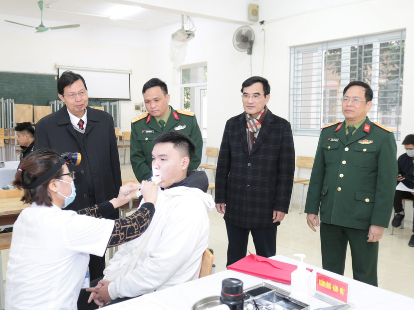 Đoàn kiểm tra của Sở Y tế kiểm tra tại điểm khám nghĩa vụ quân sự ở quận Ba Đình