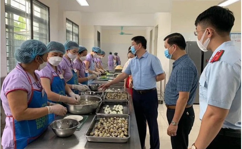 Kiểm tra một bếp ăn tập thể trường học ở Hà Nội Kiểm tra một bếp ăn tập thể trường học ở Hà Nội