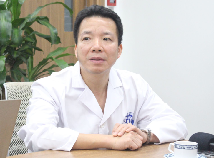 PGS.TS Trần Ngọc Sơn chia sẻ với báo chí về ca bệnh sáng 5-12 PGS.TS Trần Ngọc Sơn chia sẻ với báo chí về ca bệnh sáng 5-12