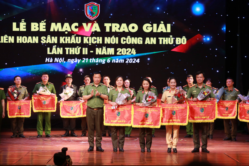 Thiếu tướng Nguyễn Công Bẩy, Phó Cục trưởng Cục Công tác Đảng và Công tác chính trị trao giải Nhất cho 4 đội dự thi (ảnh: Lam Thanh) Thiếu tướng Nguyễn Công Bẩy, Phó Cục trưởng Cục Công tác Đảng và Công tác chính trị trao giải Nhất cho 4 đội dự thi (ảnh: Lam Thanh)