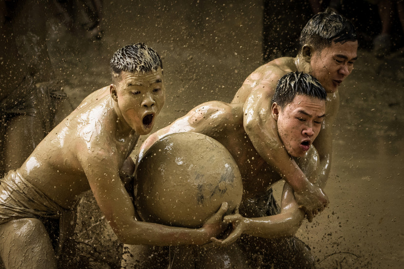 Vật cầu bùn làng Vân, Bắc Giang