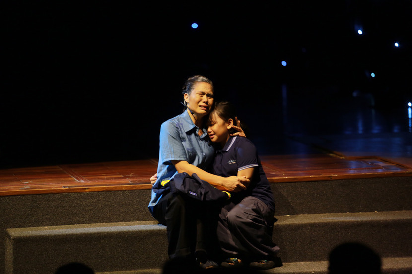 Một cảnh xúc động trong vở diễn "Đồng đội tôi" của Cụm thi đua số 5 (ảnh: Lam Thanh) Một cảnh xúc động trong vở diễn "Đồng đội tôi" của Cụm thi đua số 5 (ảnh: Lam Thanh)