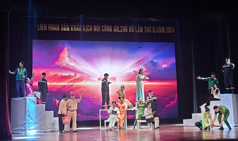 Vở nhạc kịch "Bình yên có anh" do các cán bộ, chiến sĩ Công an quận Đống Đa biểu diễn.