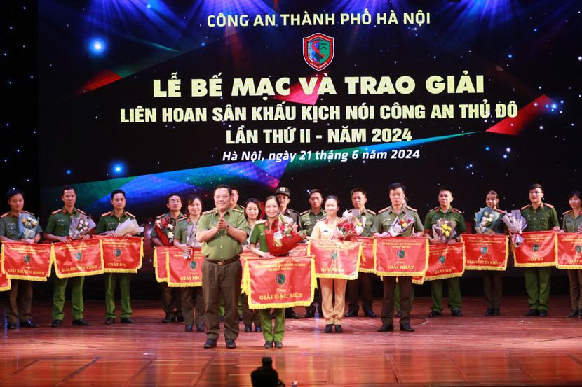 Trung tướng Nguyễn Hải Trung, Giám đốc Công an thành phố Hà Nội trao giải Đặc biệt cho Đội 2 với tác phẩm "Đằng sau sự hy sinh" (ảnh: Lam Thanh) Trung tướng Nguyễn Hải Trung, Giám đốc Công an thành phố Hà Nội trao giải Đặc biệt cho Đội 2 với tác phẩm "Đằng sau sự hy sinh" (ảnh: Lam Thanh)