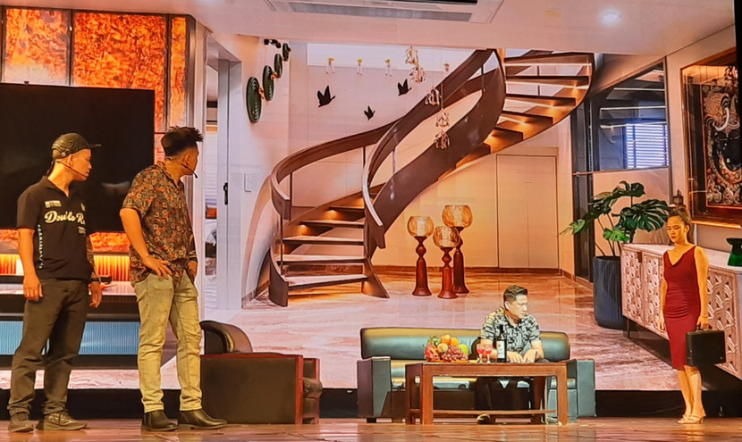 Vở kịch "Tái sinh" do Công an quận Tây Hồ biểu diễn. Trung tá Ngô Đức Tùng (người ngồi) trong vai ông trùm ma túy.