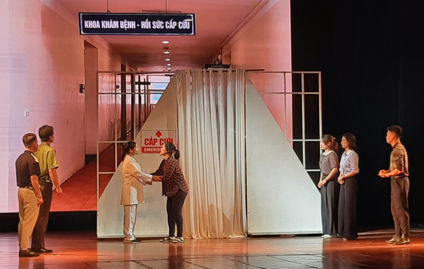 Vở kịch "Hạnh phúc mong manh" do đội 1 (Cụm thi đua số 1) biểu diễn