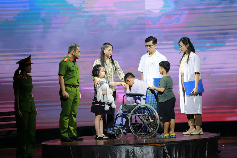 Một cảnh trong vở "Đằng sau sự hy sinh" của Đội 2 (Cụm thi đua số 2) Một cảnh trong vở "Đằng sau sự hy sinh" của Đội 2 (Cụm thi đua số 2)