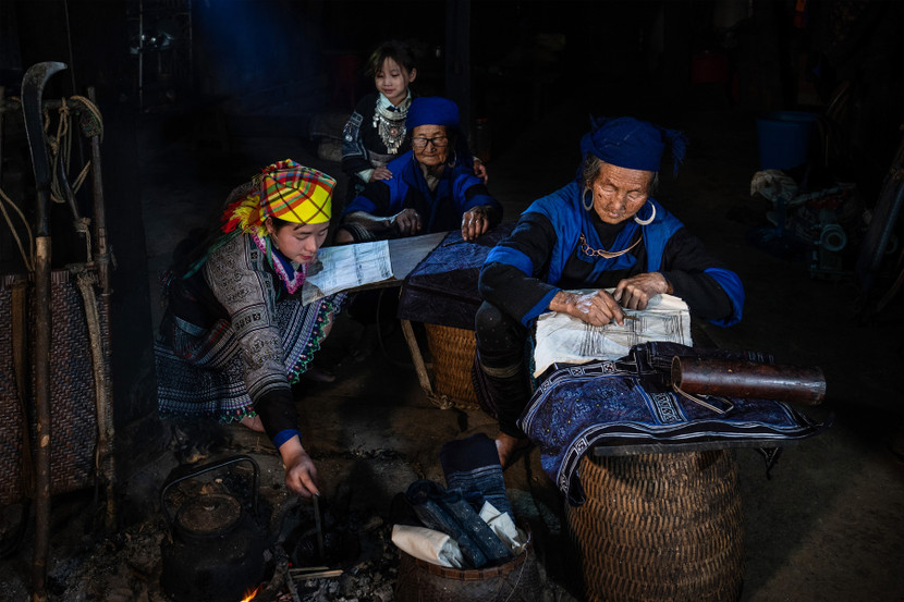 Vẽ sáp ong trên vải của người Mông, Yên Bái