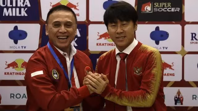 Chủ tịch PSSI - Mochamad Iriawan (trái) phấn khích khi thầy trò Shin Tae-yong đại thắng Malaysia Chủ tịch PSSI - Mochamad Iriawan (trái) phấn khích khi thầy trò Shin Tae-yong đại thắng Malaysia