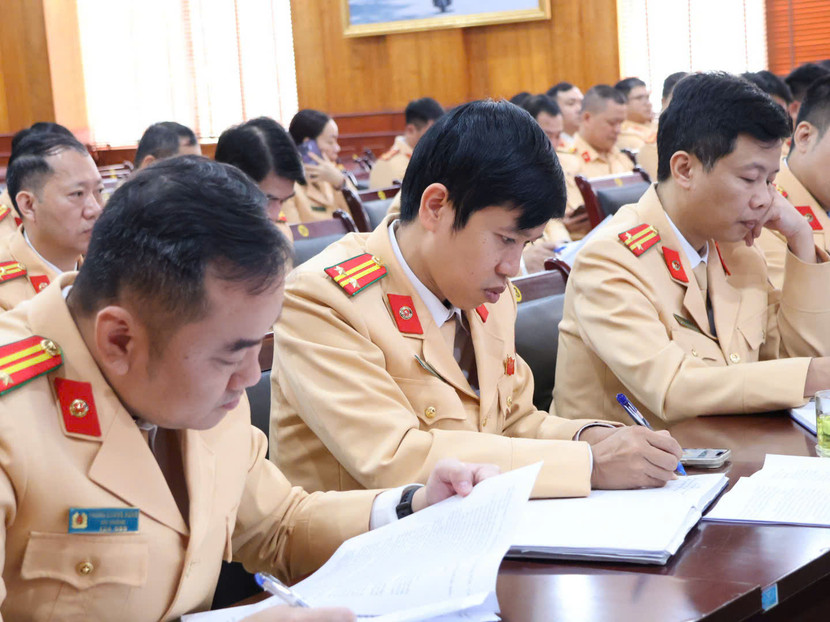 Cán bộ chiến sĩ Phòng Cảnh sát giao thông được quán triệt phải nâng cao hơn nữa tinh thần trách nhiệm trong đợt thi đua đặc biệt Cán bộ chiến sĩ Phòng Cảnh sát giao thông được quán triệt phải nâng cao hơn nữa tinh thần trách nhiệm trong đợt thi đua đặc biệt