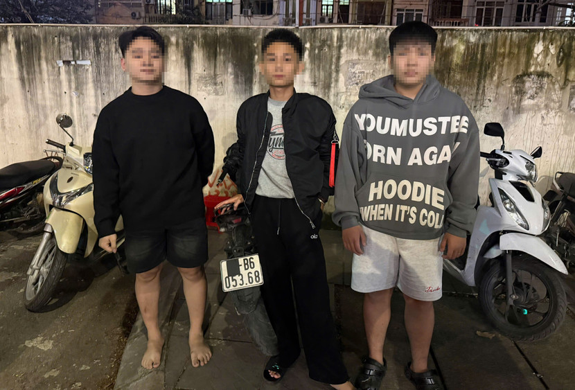 Đi xe không rõ nguồn gốc, ba thanh niên "bỏ của chạy lấy người" khi bị tổ công tác 141 chặn giữ