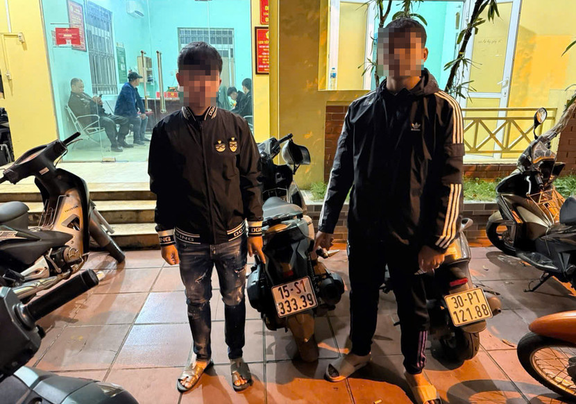 Để tránh bị "phạt nguội", hai thanh niên đã thay biển kiểm soát xe