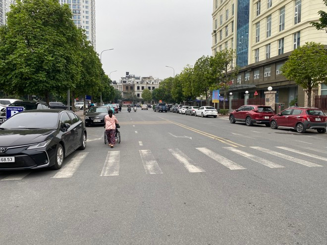 Ô tô đỗ tràn lan