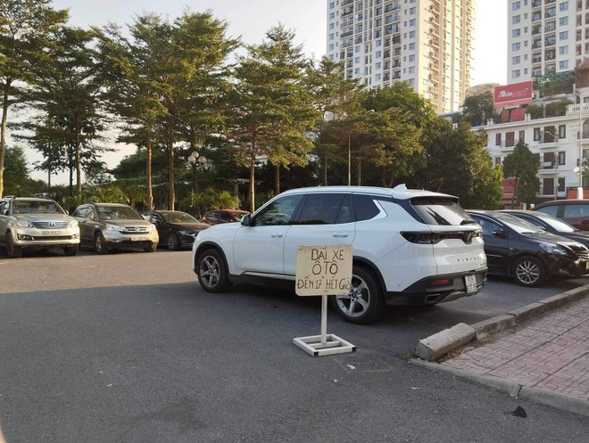 Đất của công viên, nhưng tự bao giờ trở thành bãi trông xe như thế này?