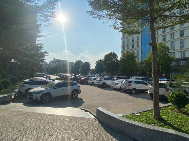 Khuôn viên của công viên biến thành bãi đỗ xe... miễn phí
