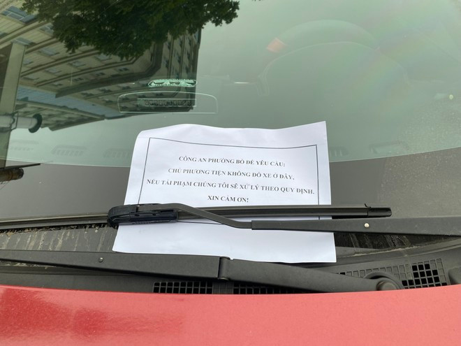 Lực lượng chức năng chỉ có thể tuyên truyền, nhắc nhở và dán những chiếc thông báo như thế này