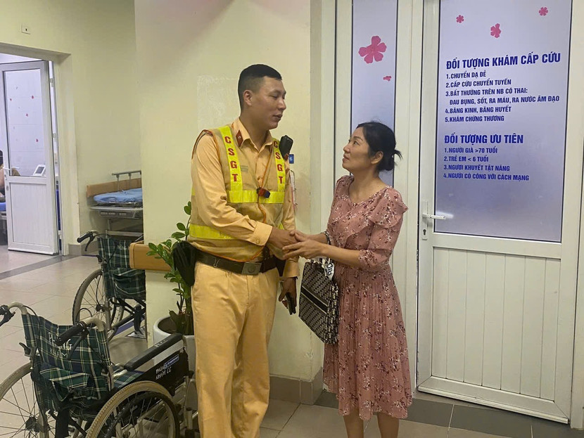 Người nhà sản phụ cảm ơn sự tận tình của các chiến sĩ Cảnn sát giao thông Người nhà sản phụ cảm ơn sự tận tình của các chiến sĩ Cảnn sát giao thông