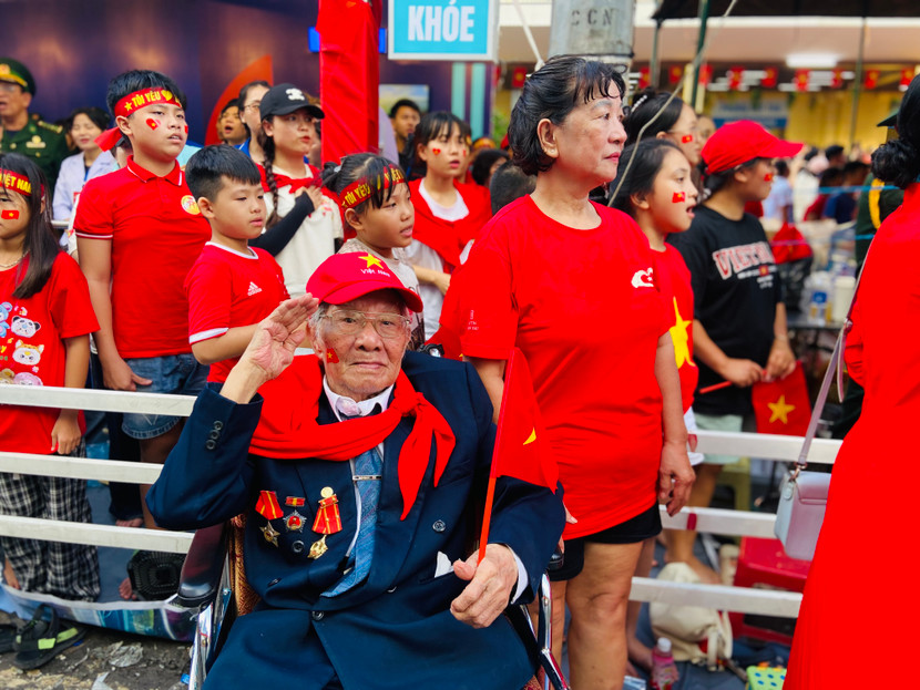 Cụ Nguyễn Văn Hiển và phút chào cờ theo điều lệnh