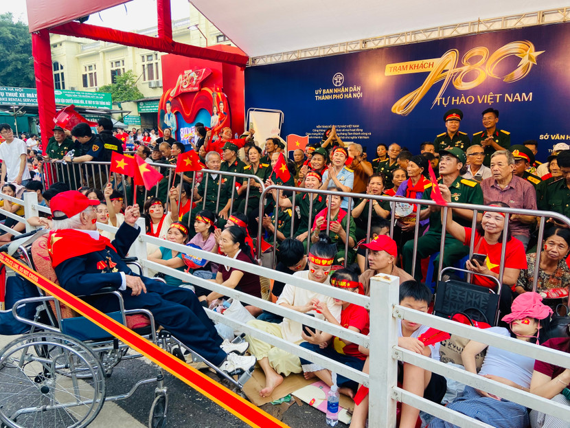 Cụ Hiển giao lưu cùng các cựu chiến binh