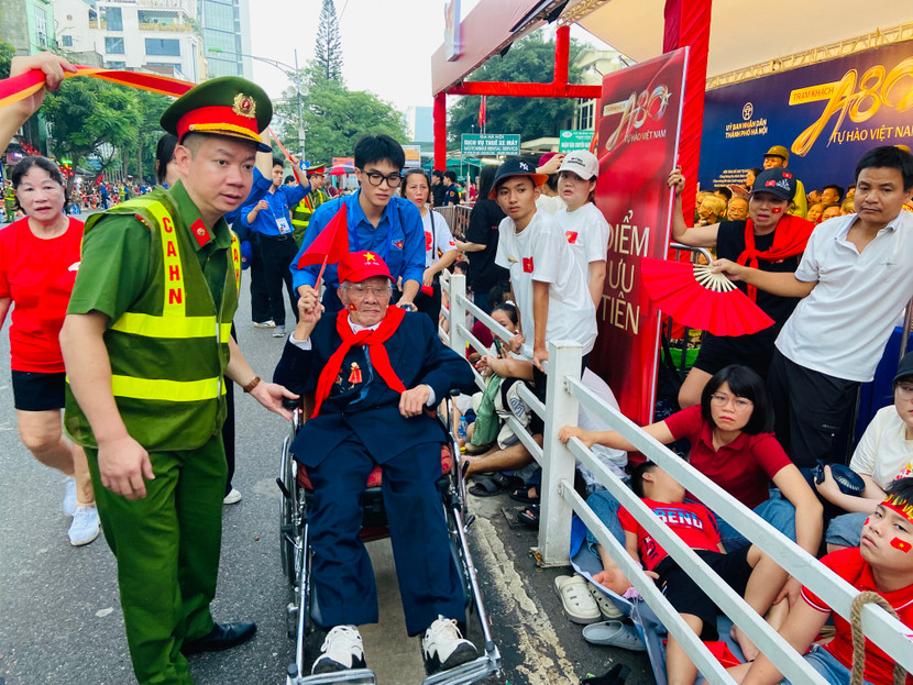 Cựu chiến binh 101 tuổi Nguyễn Văn Hiển được lực lượng chức năng sắp xếp chỗ