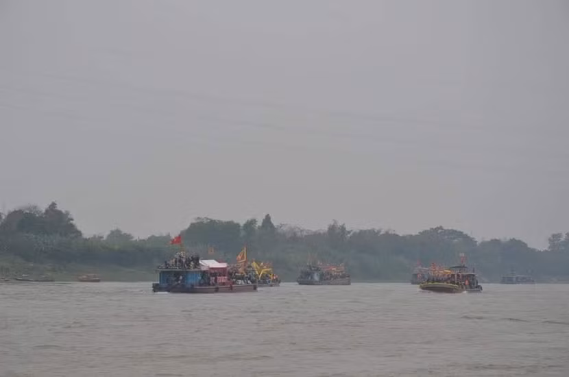 Lễ rước long ngai, bài vị của Tam vị từ Đền Và qua các phố của thị xã Sơn Tây và qua sông Hồng sang Đền Ngự Dội (Vĩnh Tường, Vĩnh Phúc) để tế lễ.